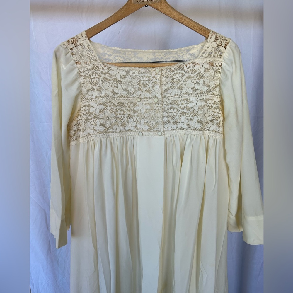 Beautiful 1970’s True Vintage Cream Lace Night Dress size S
